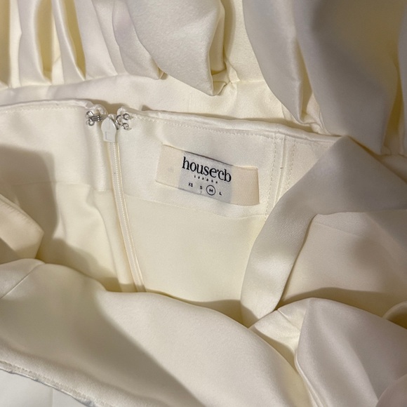 House of CB ‘Lilou’ Ivory Ruffle Hem Mini Dress NWOT - Picture 10 of 10